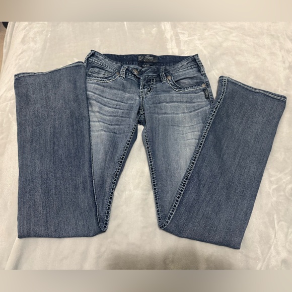 cute low rise flare jeans (silver brand) - Picture 2 of 7